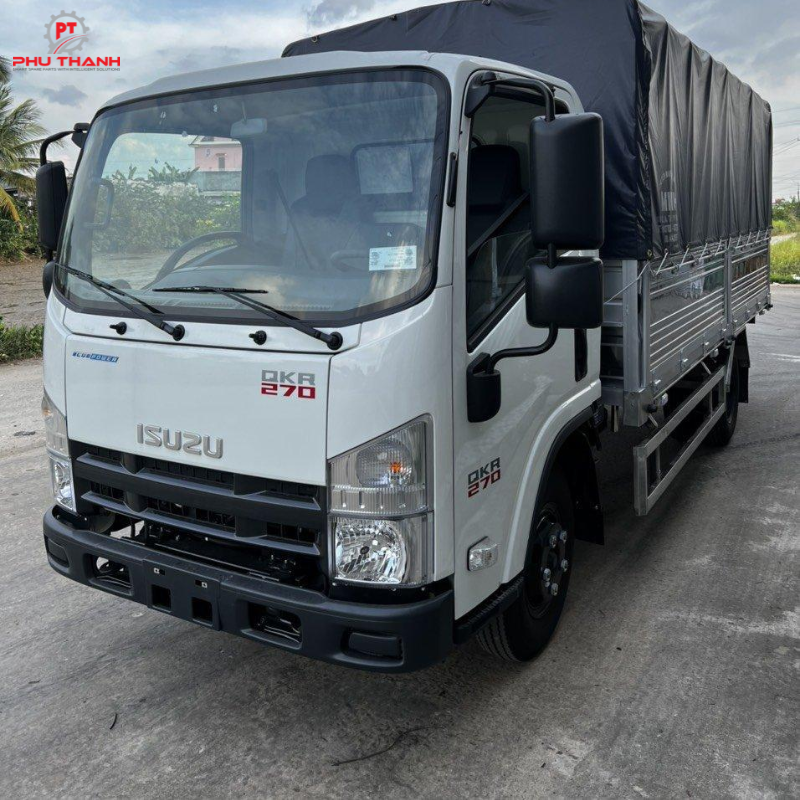 Logo Isuzu được in trên đầu của xe Logo Isuzu được in trên đầu của xe
